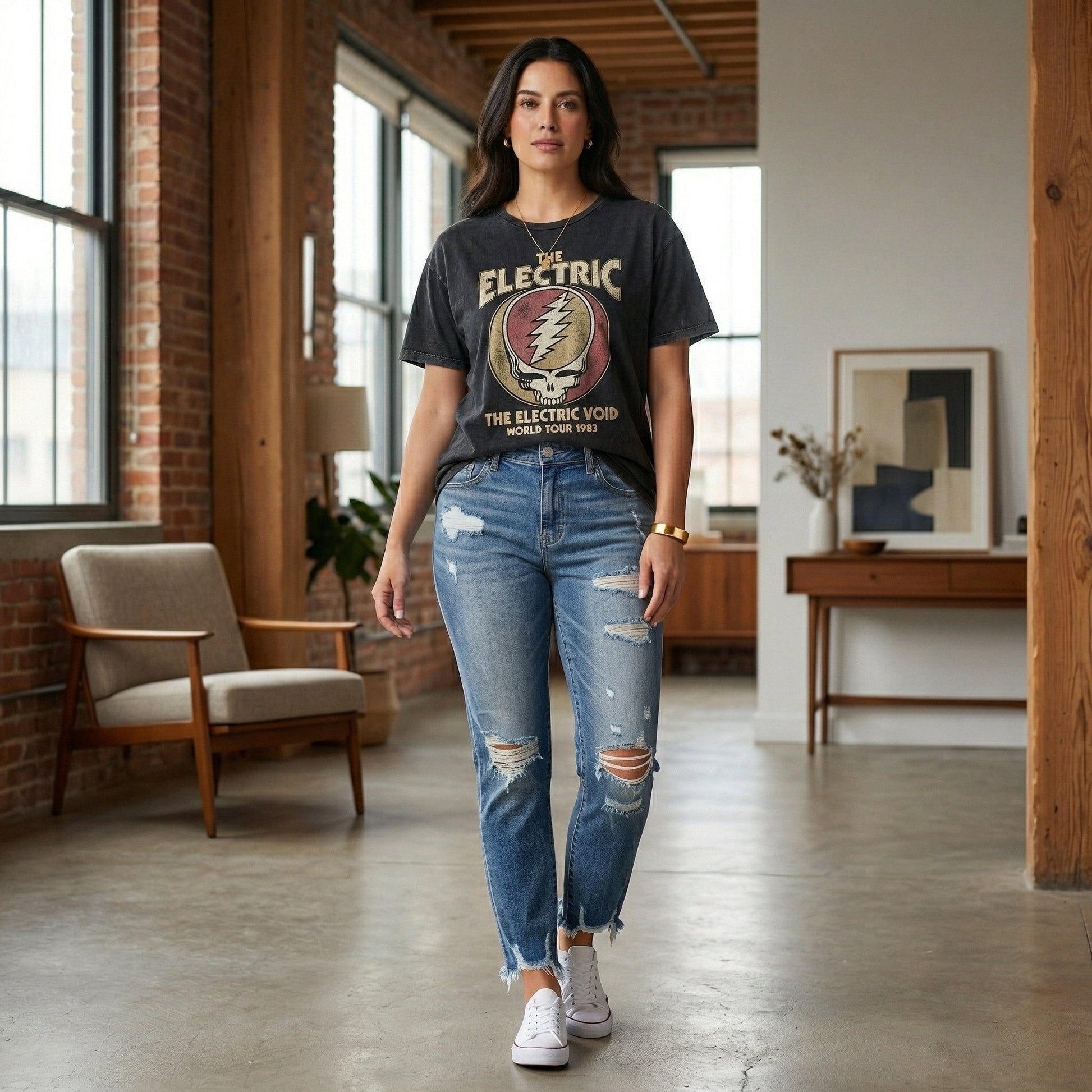 Damenjeans in mittlerer blauer Waschung mit geradem Schnitt, modischen Rissen und ausgefranstem Saum, frontal