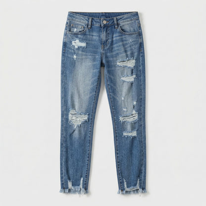 Mittlere blaue Damenjeans mit geradem Schnitt, modischen Rissen und ausgefranstem Saum, Vorderansicht