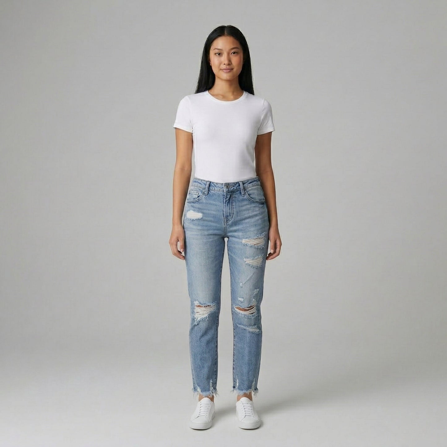 Damenjeans aus hellblauem Denim mit mittlerer Taille, geradem Bein und auffälligen Rissen, frontale Ansicht