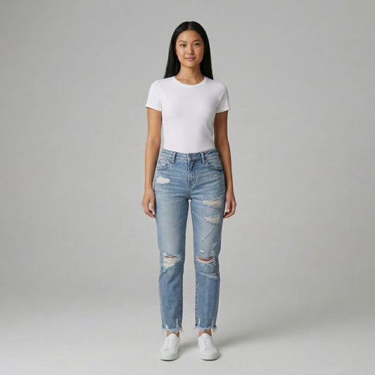 Damenjeans aus hellblauem Denim mit mittlerer Taille, geradem Bein und auffälligen Rissen, frontale Ansicht