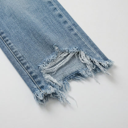 Hellblaue Damenjeans aus Denim mit ausgefranstem, zerstörtem Saum und geradem Schnitt, Nahaufnahme