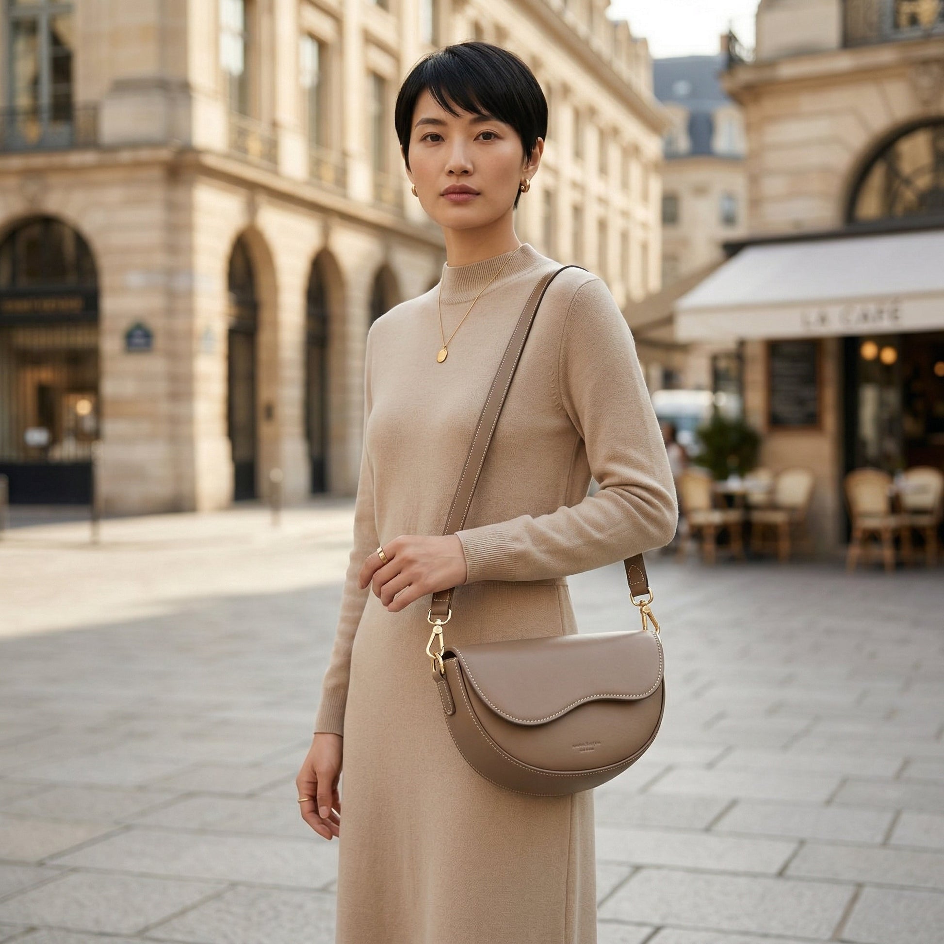 Taupefarbene kleine halbrunde Saddle-Shoulder-Bag aus glattem PU-Leder mit breitem Schulterriemen, Seitenansicht