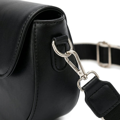 Schwarze kleine Satteltasche aus glattem PU-Leder mit silberfarbenem Karabinerverschluss und breitem Stoffgurt