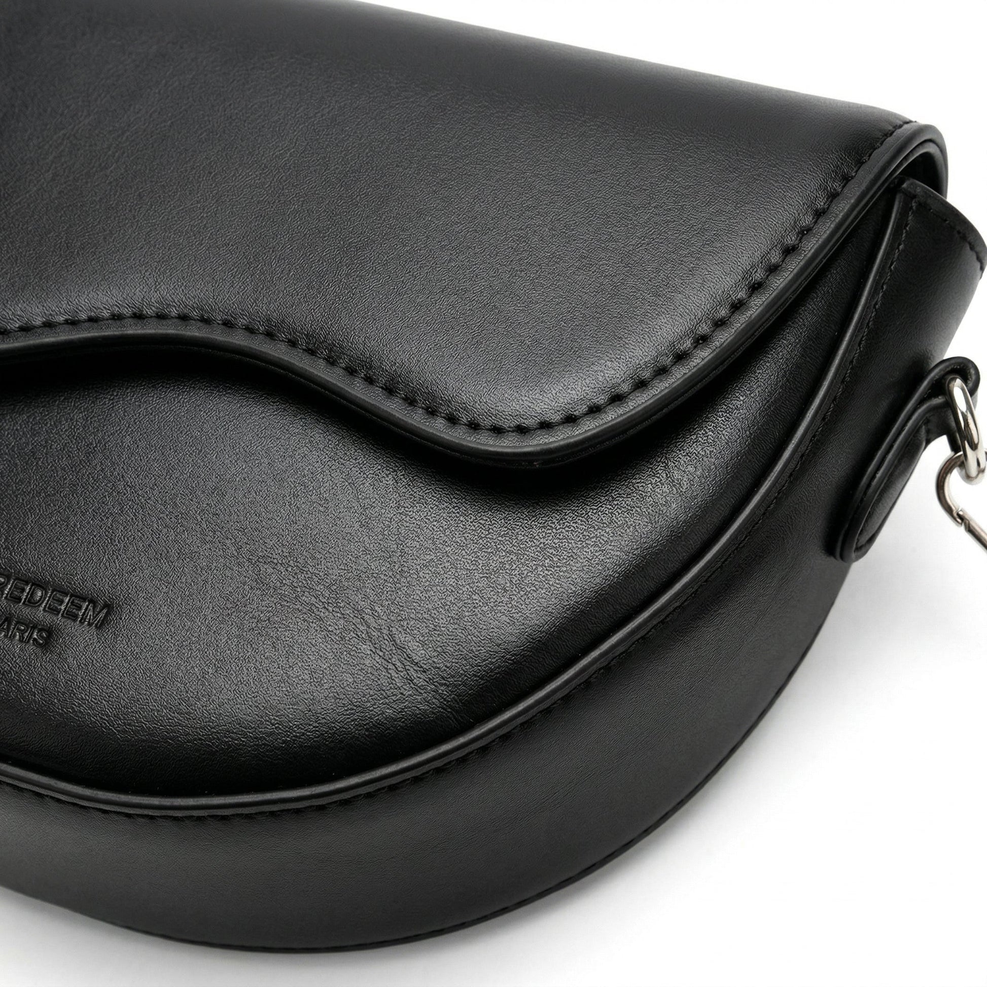 Schwarze kleine Saddle-Umhängetasche aus glattem PU-Leder mit geschwungener Klappe und silberner Metallöse