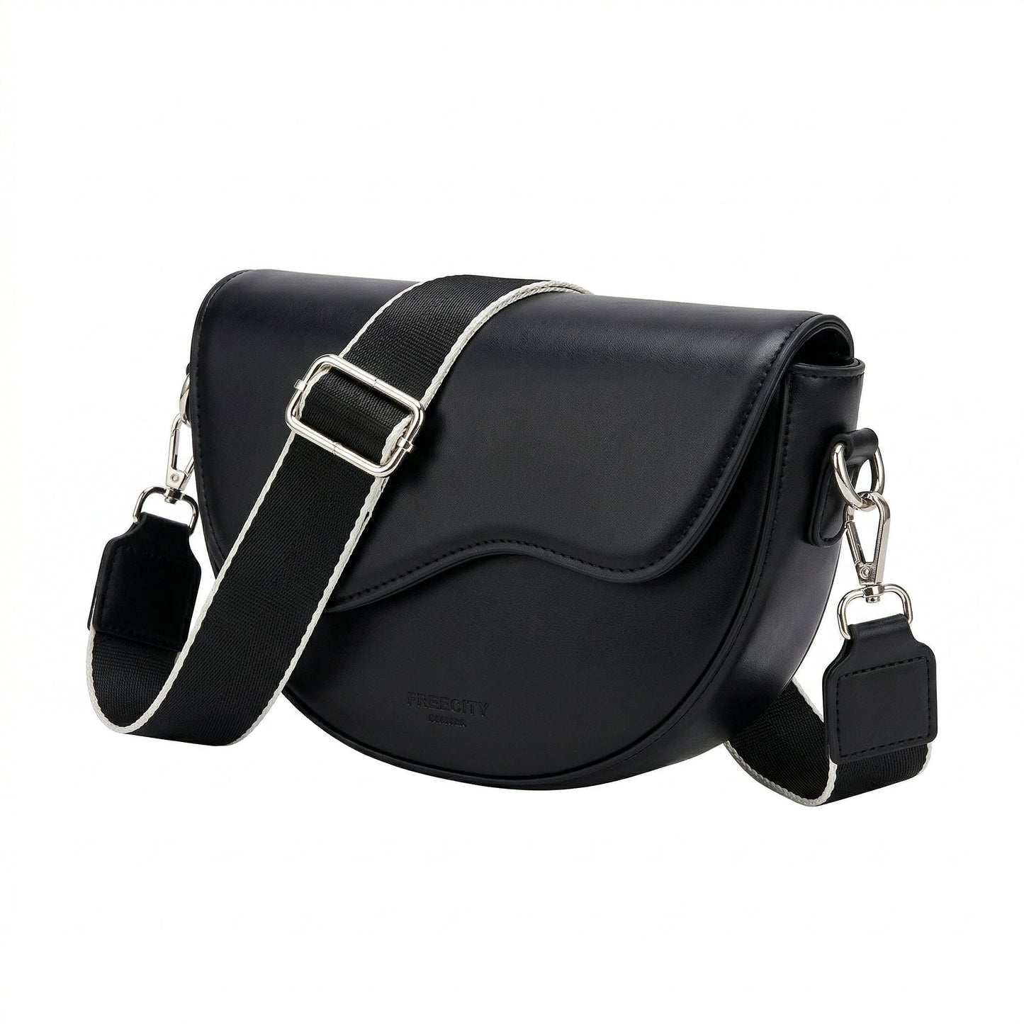 Schwarze kleine Saddle Bag aus glattem PU-Leder mit breitem verstellbarem Stoffriemen und silbernen Beschlägen