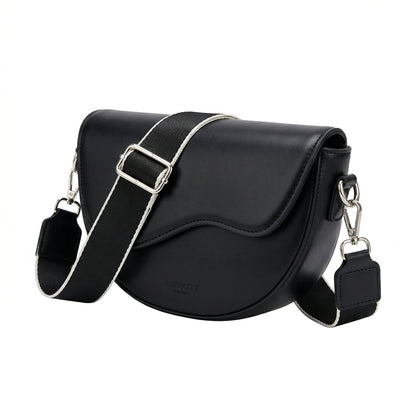 Schwarze kleine Saddle Bag aus glattem PU-Leder mit breitem verstellbarem Stoffriemen und silbernen Beschlägen