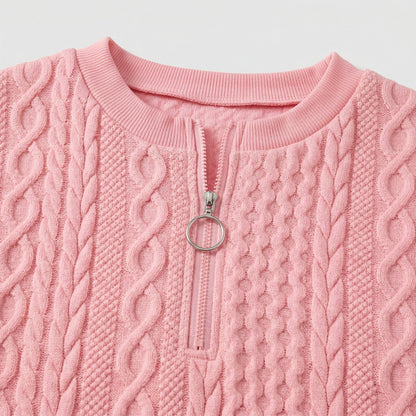 Hellrosa grob gestrickter Damenpullover mit Zopfmuster und rundem Reißverschlussanhänger, Nahaufnahme