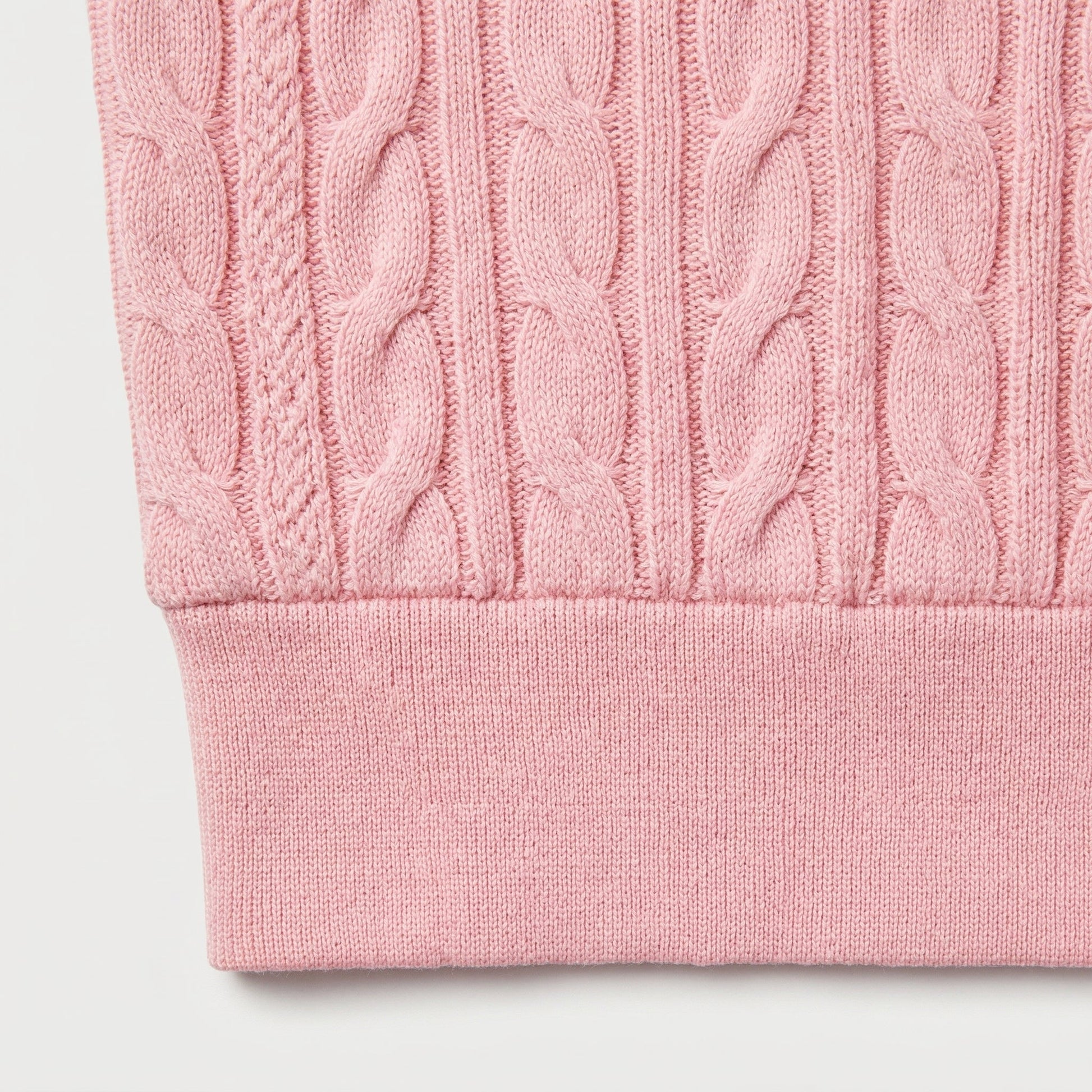 Hellrosa Zopfstrickpullover mit elastischem Bündchen, Nahaufnahme