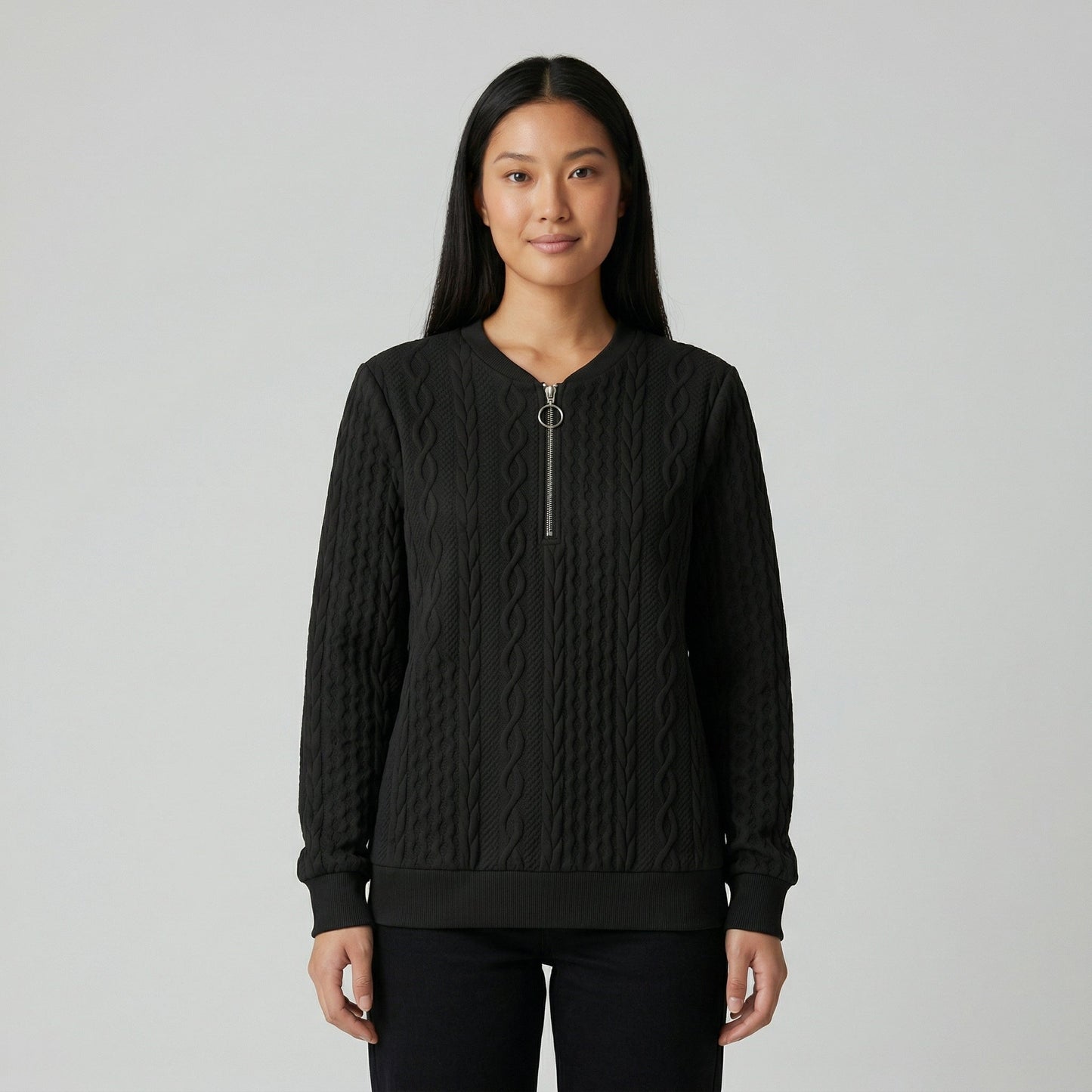 Schwarzer Damenpullover mit Zopfmuster und kurzem Reißverschluss mit Metallring vorne, lange Ärmel