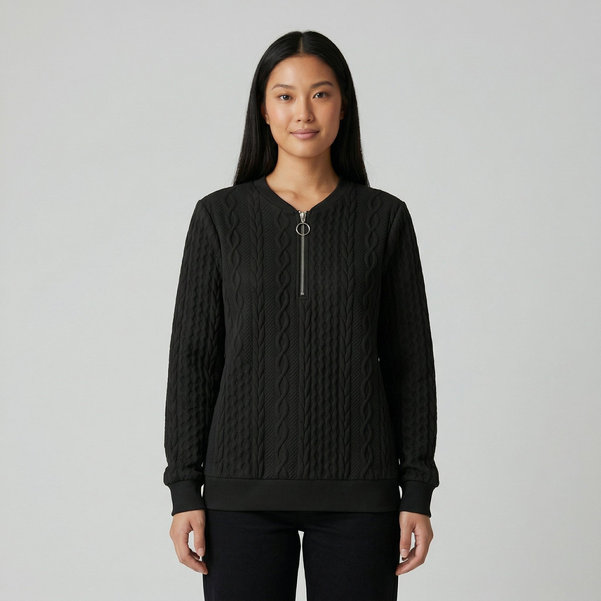 Schwarzer Damenpullover mit Zopfmuster und kurzem Reißverschluss mit Metallring vorne, lange Ärmel