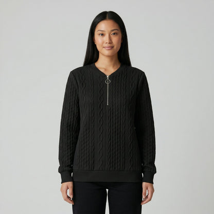 Schwarzer Damenpullover mit Zopfmuster und kurzem Reißverschluss mit Metallring vorne, lange Ärmel