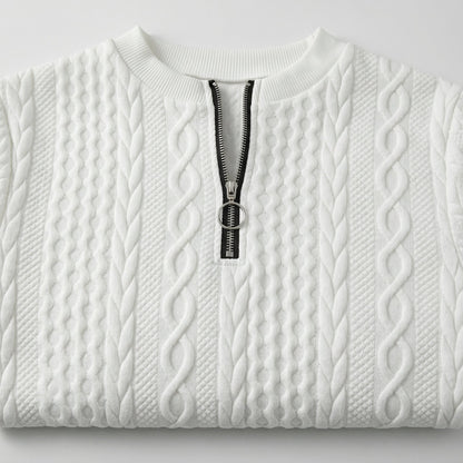 Weißer Strickpullover mit Zopfmuster und kurzem schwarzen Reißverschluss mit rundem Metallanhänger