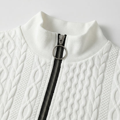 Weißer Damenpullover mit Zopfstrickmuster und silbernem Reißverschluss mit rundem Anhänger, Nahaufnahme Kragen