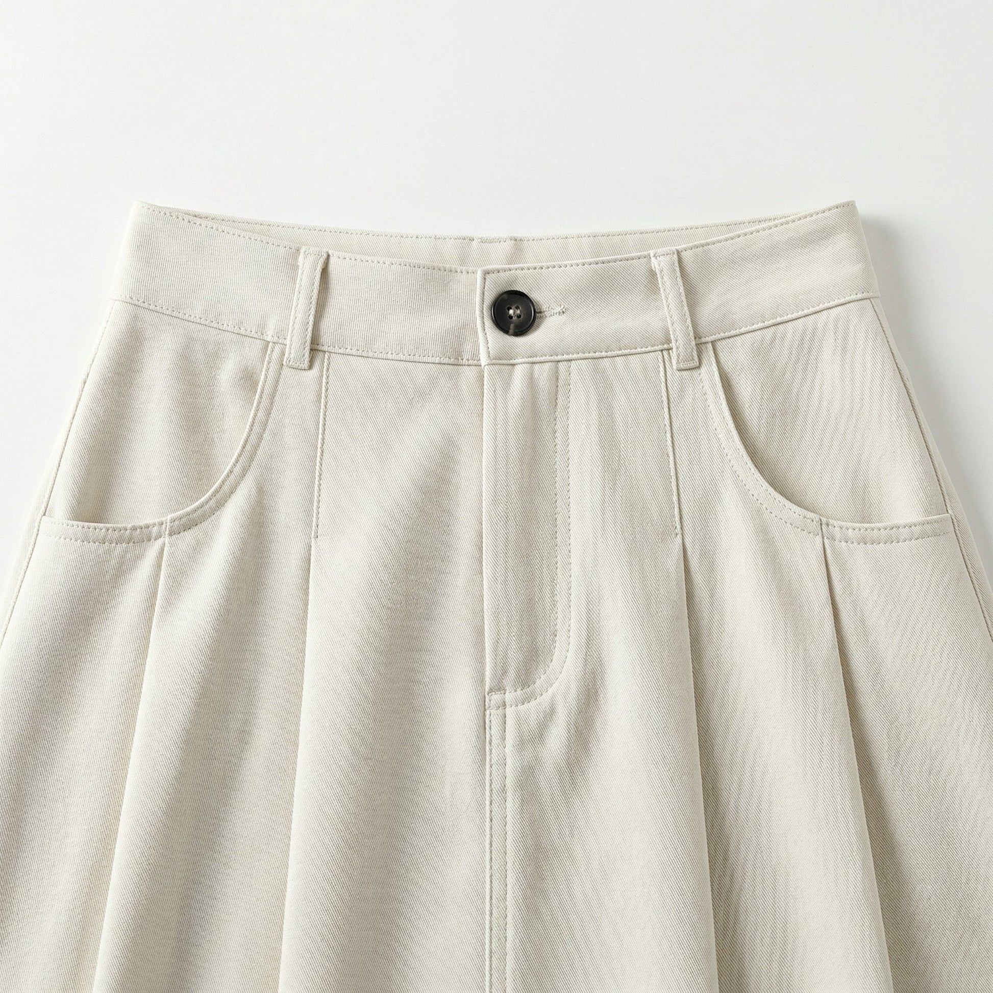 Heller beige A-Linien Rock mit hohem Bund, schwarzem Knopf und vorderen Taschen, Frontdetail