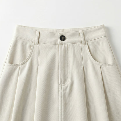 Heller beige A-Linien Rock mit hohem Bund, schwarzem Knopf und vorderen Taschen, Frontdetail