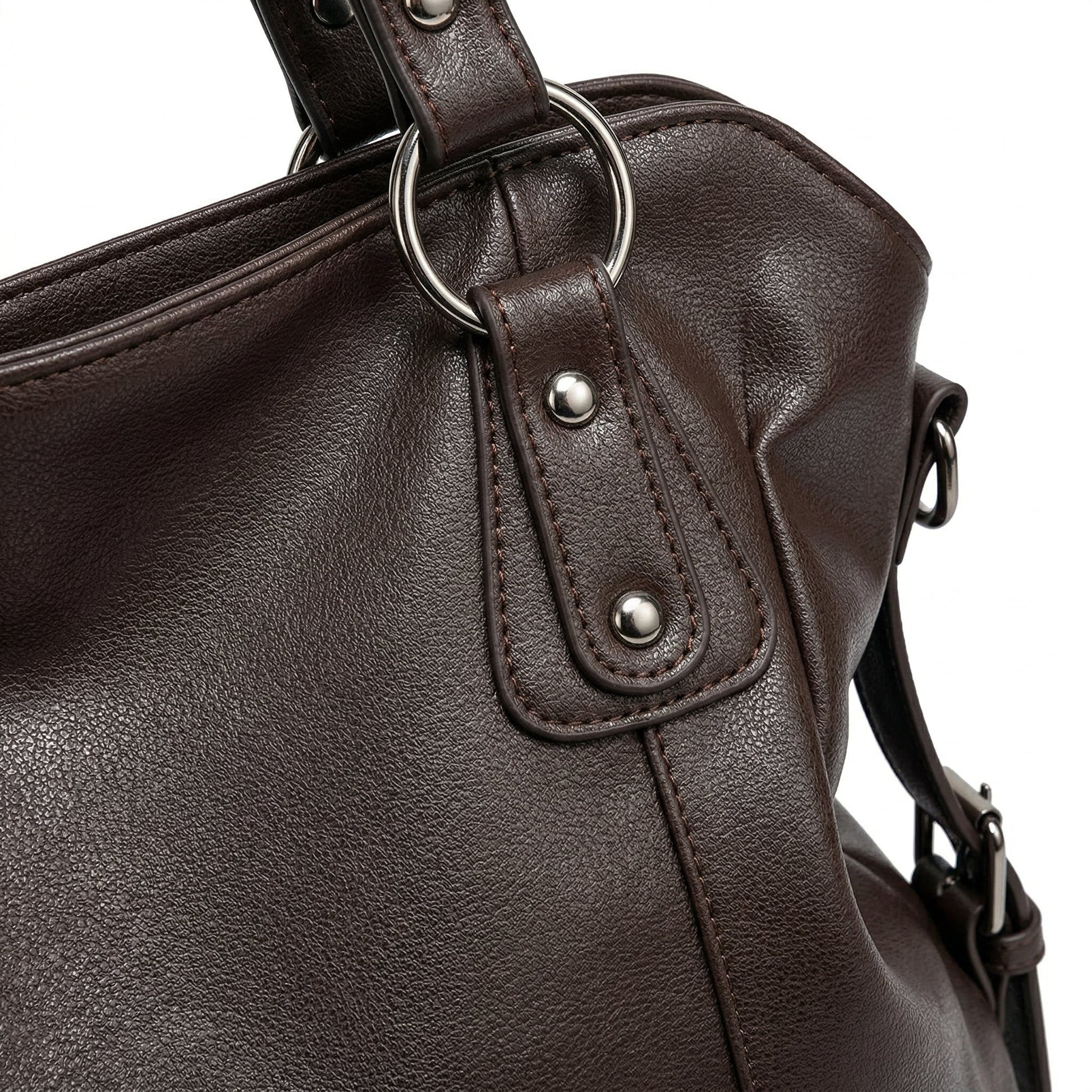 Dunkelbraune Hobo-Tasche aus genarbtem Kunstleder mit silbernen Metallringen und Nieten Detailansicht