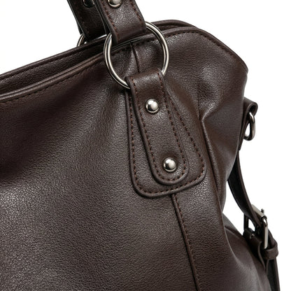 Dunkelbraune Hobo-Tasche aus genarbtem Kunstleder mit silbernen Metallringen und Nieten Detailansicht