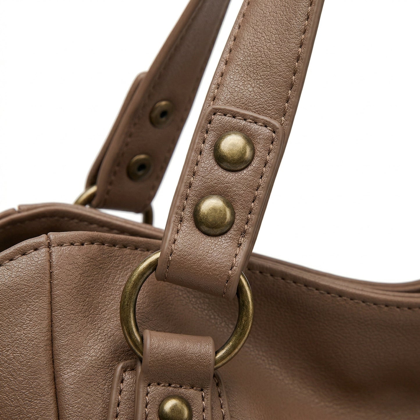 Nahaufnahme braune Hobo-Handtasche mit antikgoldfarbenen Nieten und D-Ring am Griff