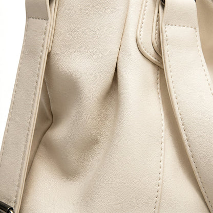 Nahaufnahme cremefarbener weicher Hobo-Handtasche mit breiten Trägern und feiner Narbung