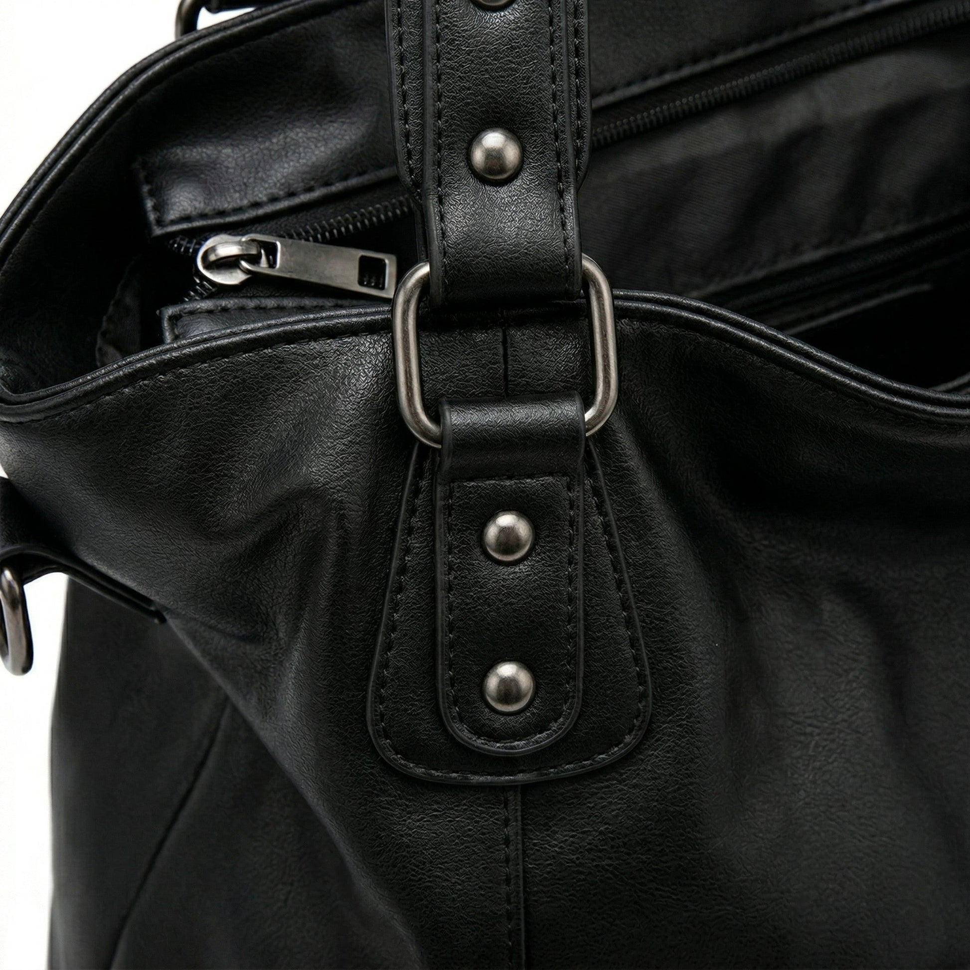 Schwarze Hobo-Handtasche aus weichem Kunstleder mit silberfarbenen Metallringen und Reißverschluss, Nahaufnahme