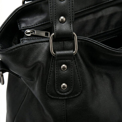 Schwarze Hobo-Handtasche aus weichem Kunstleder mit silberfarbenen Metallringen und Reißverschluss, Nahaufnahme