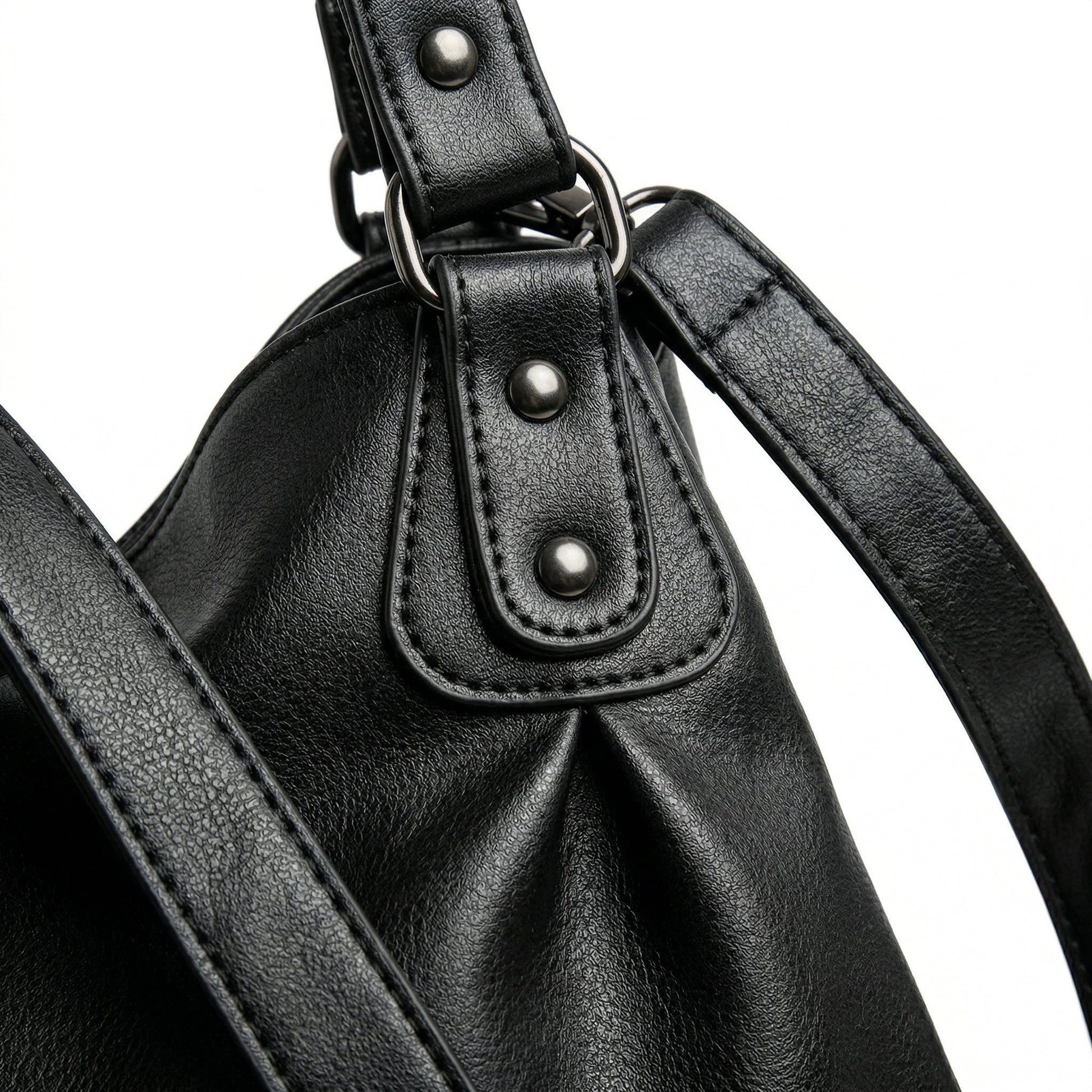 Schwarze Hobo-Handtasche aus weichem Kunstleder mit silbernen Nieten und breiten Tragehenkeln, Detailansicht