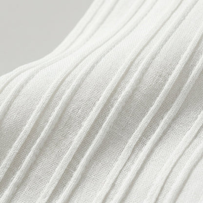 Weißes ärmelloses Damen-T-Shirt mit feiner, vertikaler Rippenstruktur, Nahaufnahme