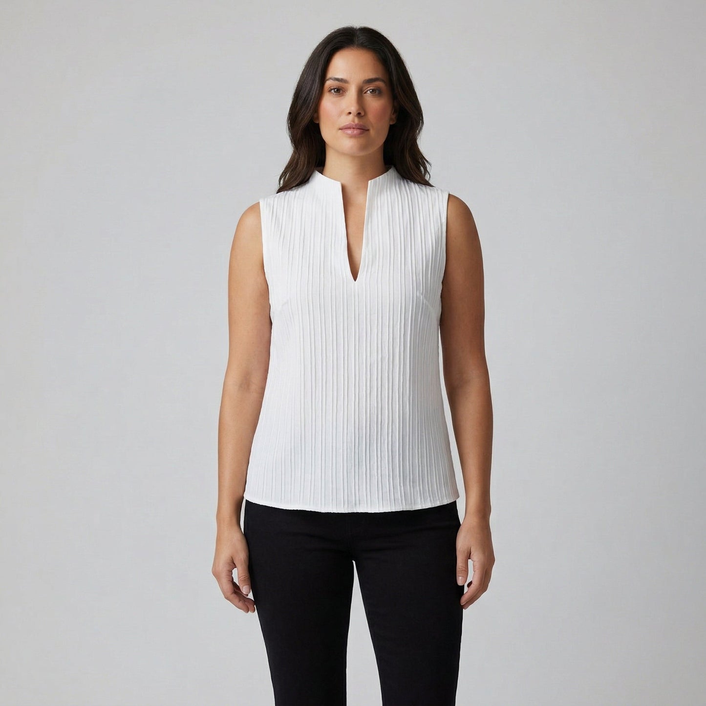 Ärmelloses weißes Damen-T-Shirt mit V-Ausschnitt und feiner Rippenstruktur, frontale Ansicht