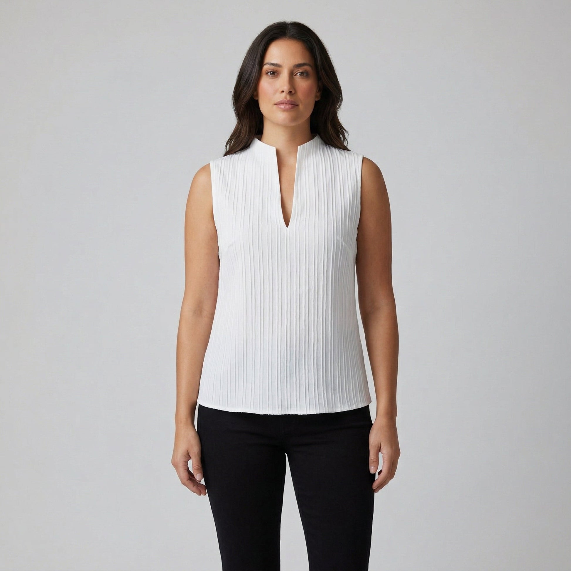 Ärmelloses weißes Damen-T-Shirt mit V-Ausschnitt und feiner Rippenstruktur, frontale Ansicht