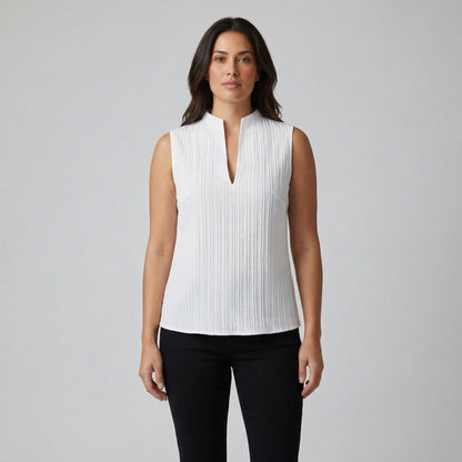 Ärmelloses weißes Damen-T-Shirt mit V-Ausschnitt und feiner Rippenstruktur, frontale Ansicht