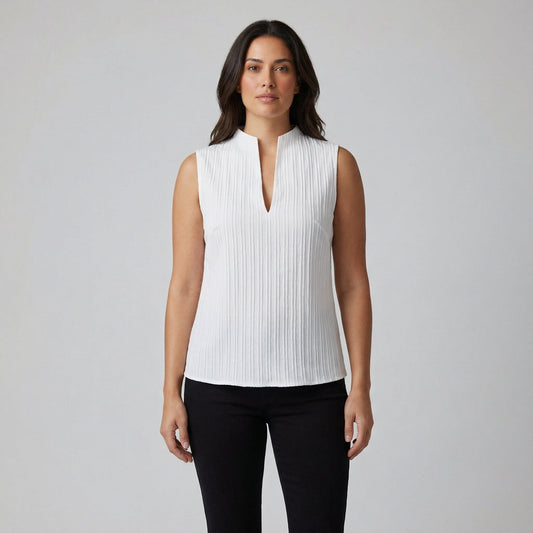 Ärmelloses weißes Damen-T-Shirt mit V-Ausschnitt und feiner Rippenstruktur, frontale Ansicht