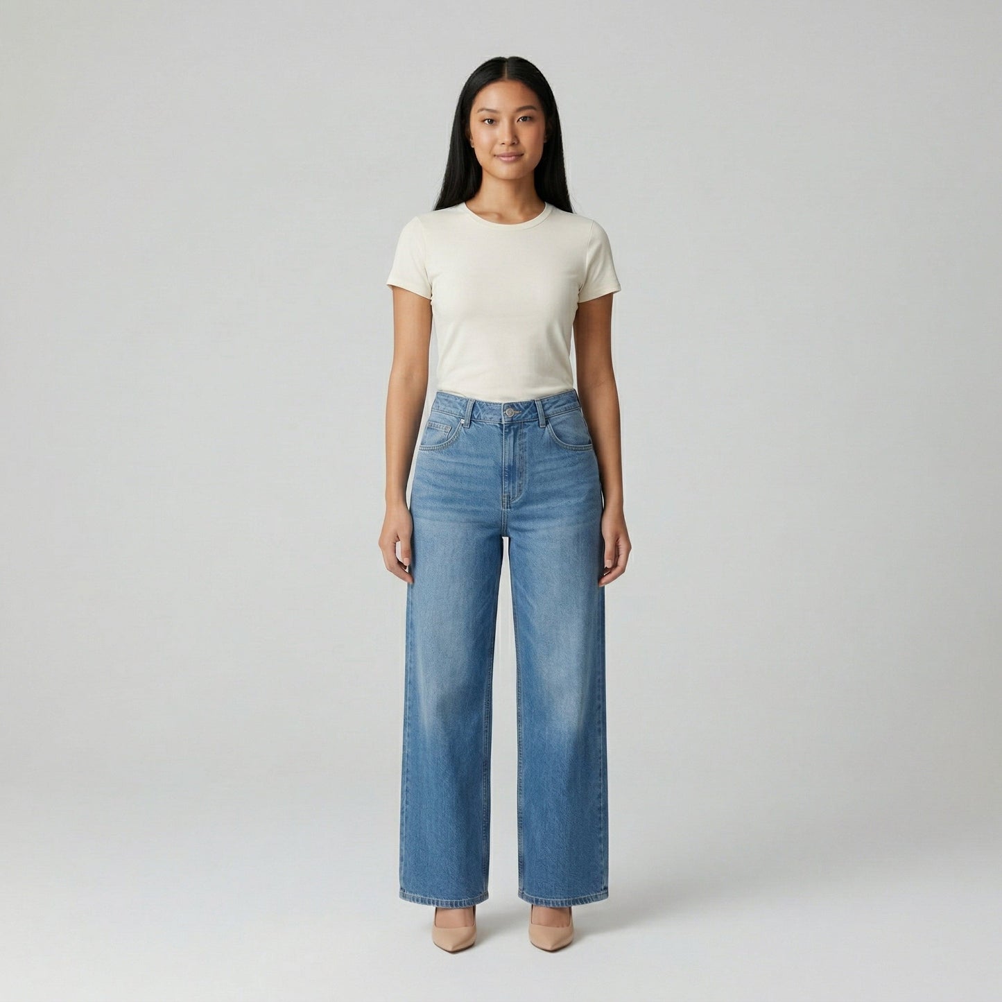 Hellblaue Damenjeans mit weitem Bein und hoher Taille, Frontansicht
