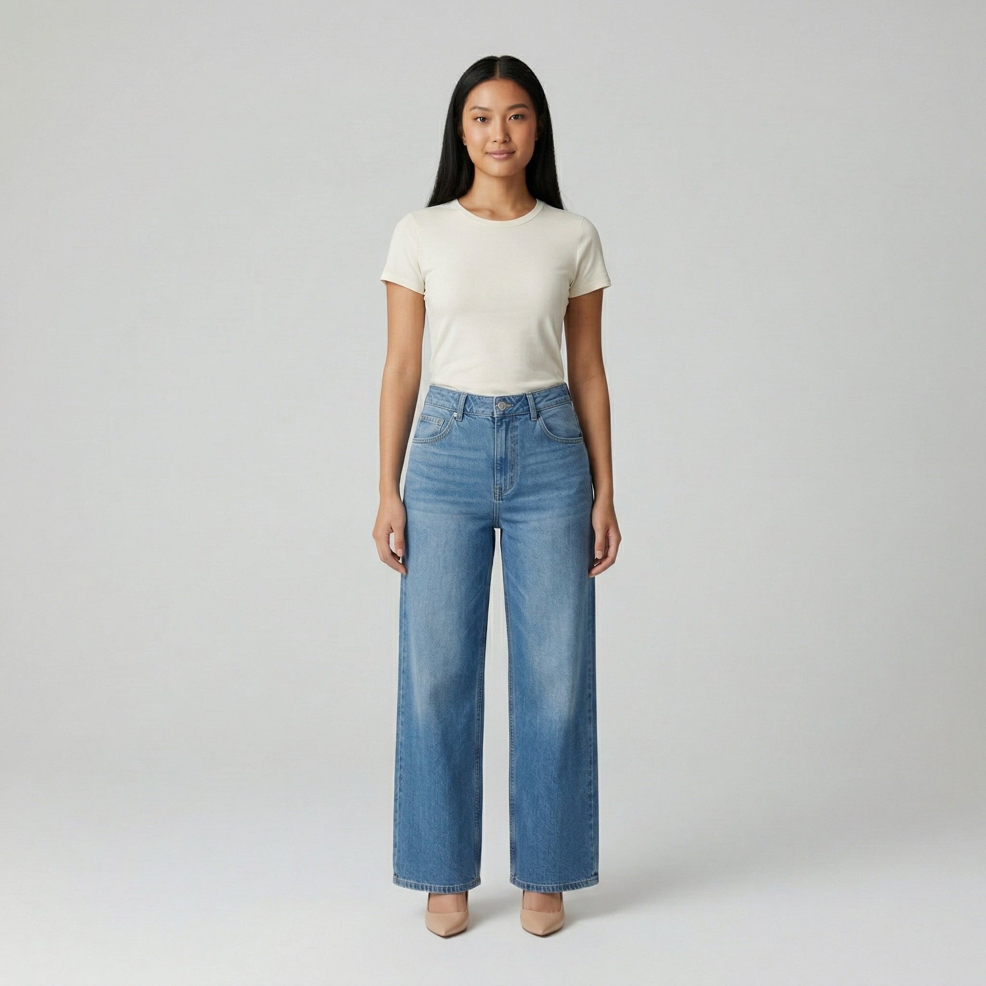 Hellblaue Damenjeans mit weitem Bein und hoher Taille, Frontansicht