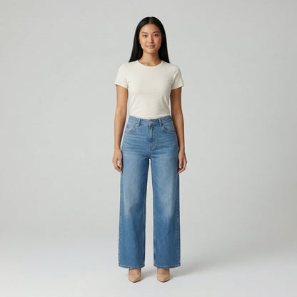 Hellblaue Damenjeans mit weitem Bein und hoher Taille, Frontansicht