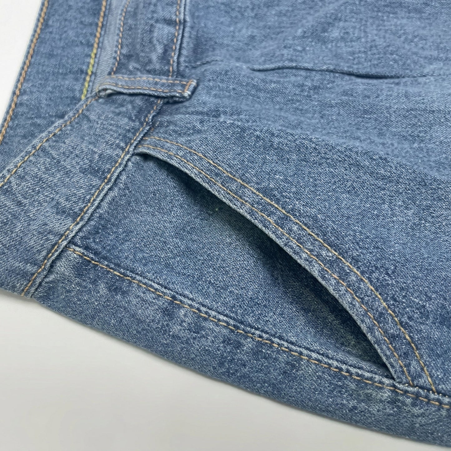 Nahaufnahme hellblaue Damenjeans mit geradem Bein, sichtbare Seitentasche und Kontrastnähte