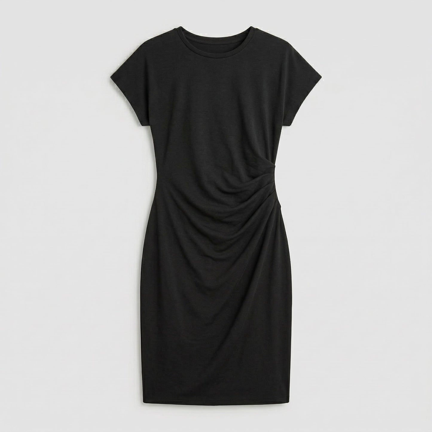 Schwarzes Midi-Kleid mit Rundhalsausschnitt, kurzen Ärmeln und seitlicher Raffung, flach liegend