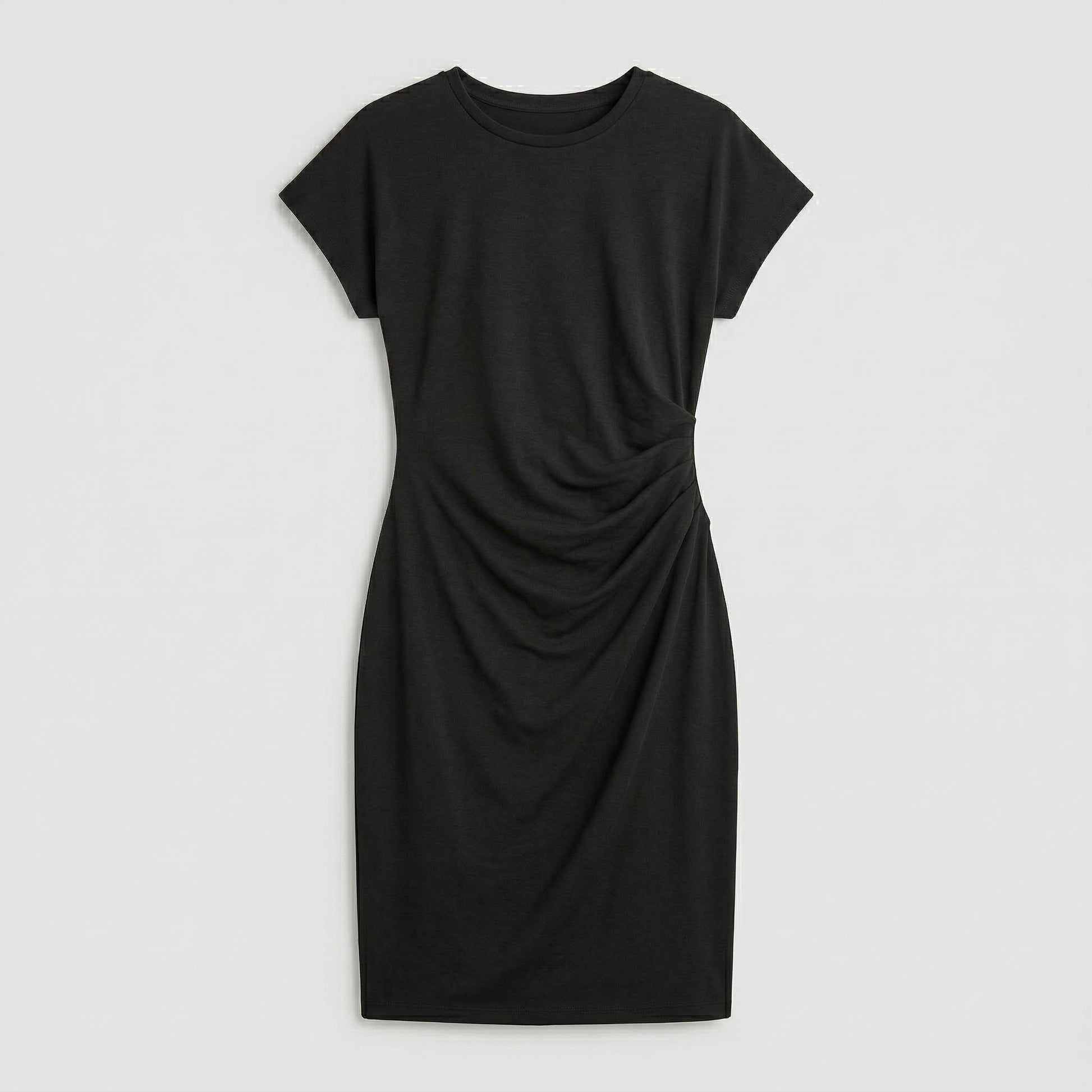 Schwarzes Midi-Kleid mit Rundhalsausschnitt, kurzen Ärmeln und seitlicher Raffung, flach liegend