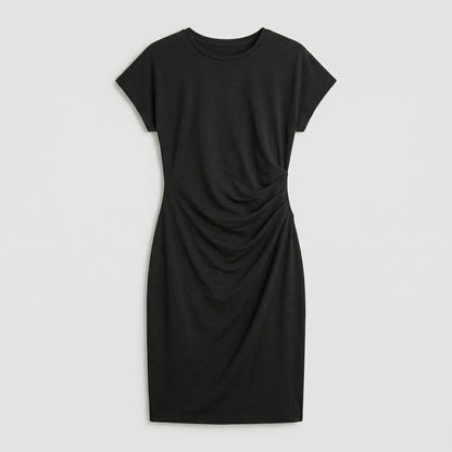 Schwarzes Midi-Kleid mit Rundhalsausschnitt, kurzen Ärmeln und seitlicher Raffung, flach liegend