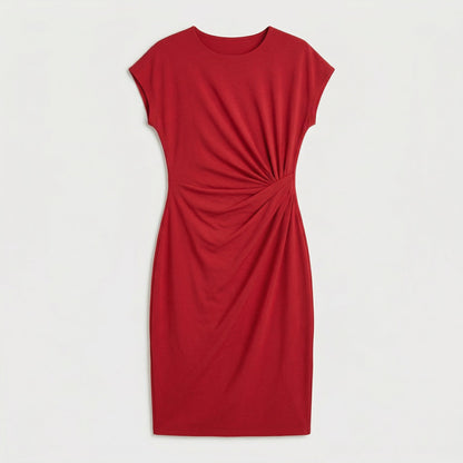 Rotes midi-kleid mit rundhalsausschnitt und seitlicher raffung, kurzärmlig, körperbetont