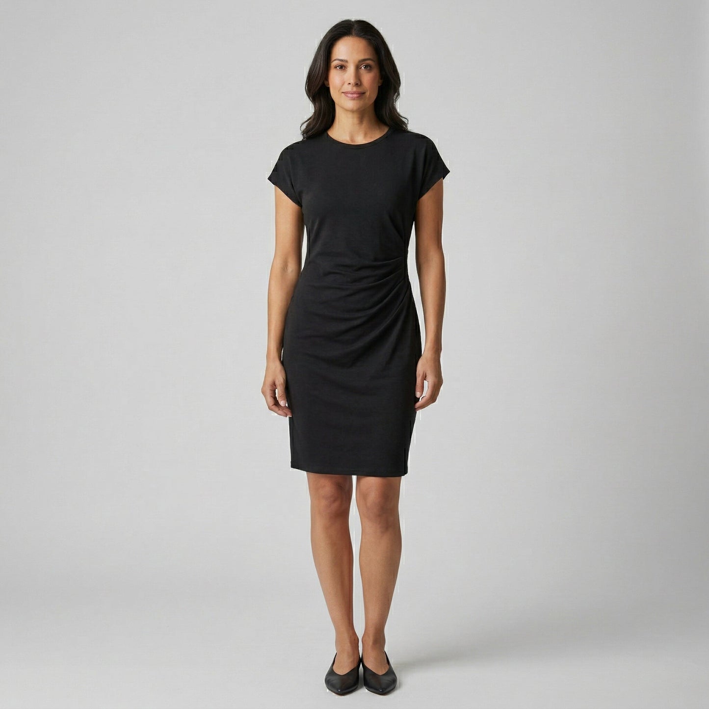 Schwarzes, körperbetontes Midi-Kleid mit Rundhalsausschnitt und kurzen Ärmeln, seitliche Raffung vorne
