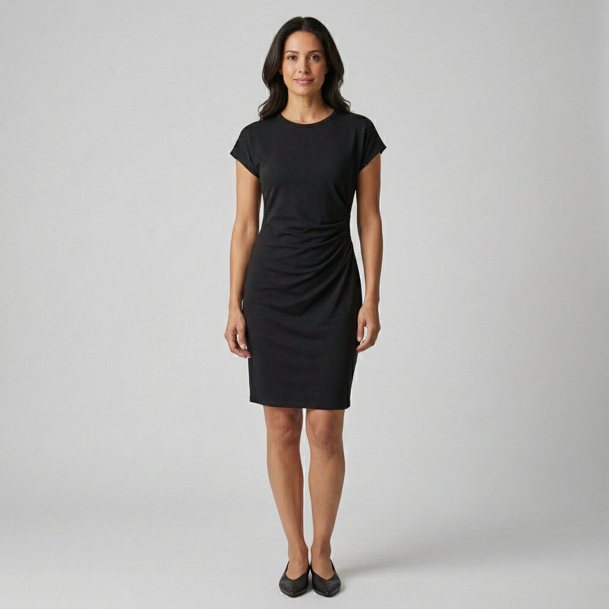 Schwarzes, körperbetontes Midi-Kleid mit Rundhalsausschnitt und kurzen Ärmeln, seitliche Raffung vorne