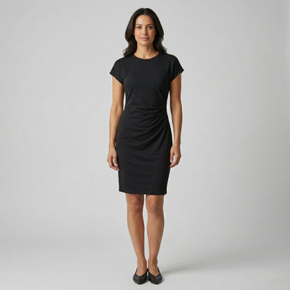 Schwarzes, körperbetontes Midi-Kleid mit Rundhalsausschnitt und kurzen Ärmeln, seitliche Raffung vorne