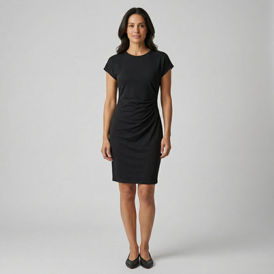Schwarzes, körperbetontes Midi-Kleid mit Rundhalsausschnitt und kurzen Ärmeln, seitliche Raffung vorne