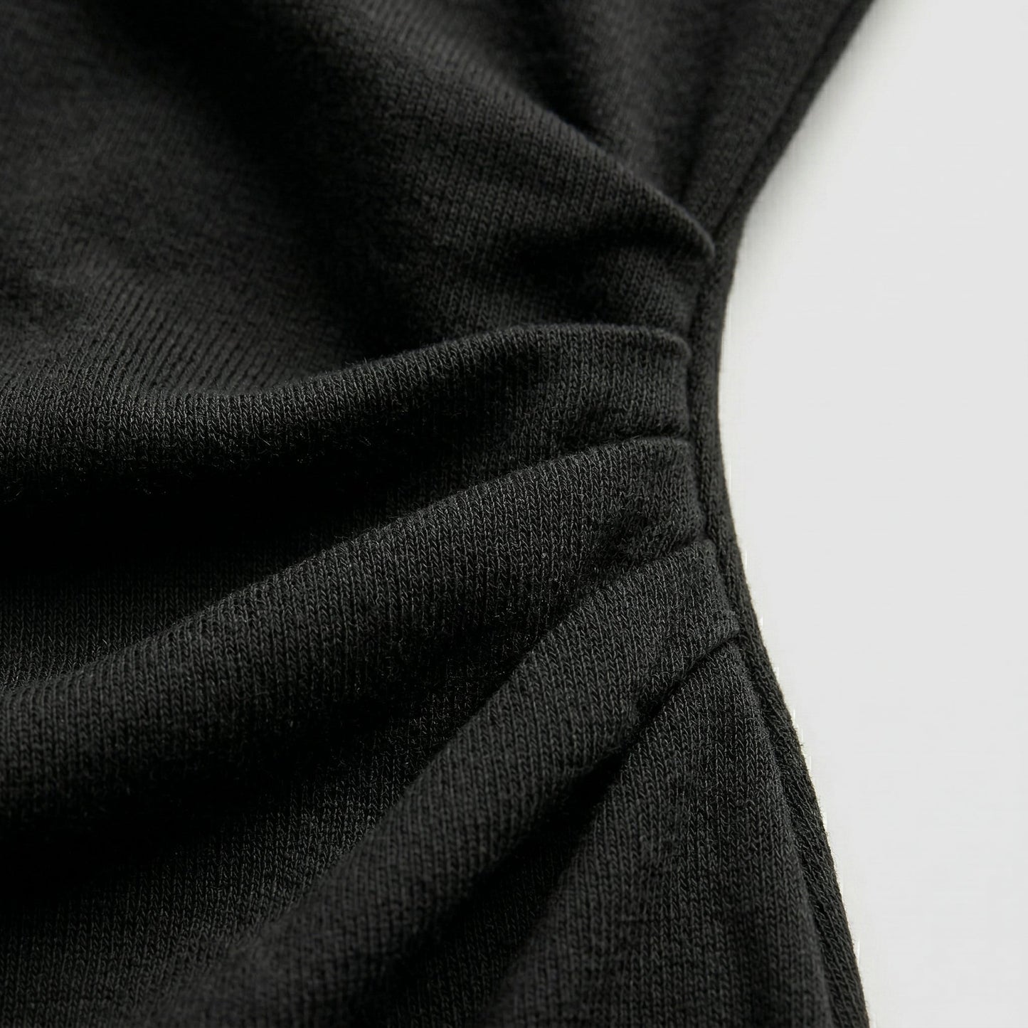 Schwarzer, fein gerippter Strickstoff mit seitlicher Raffung am Bodycon-Midikleid