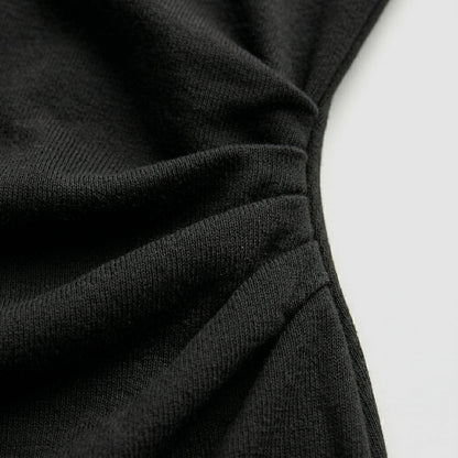 Schwarzer, fein gerippter Strickstoff mit seitlicher Raffung am Bodycon-Midikleid