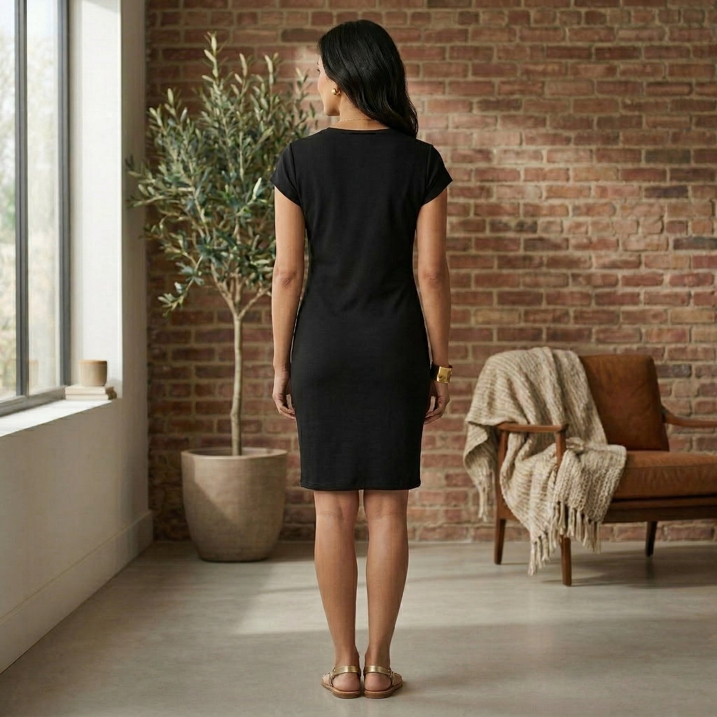 Schwarzes, körperbetontes Midi-Kleid mit Rundhalsausschnitt und kurzen Ärmeln, Rückansicht