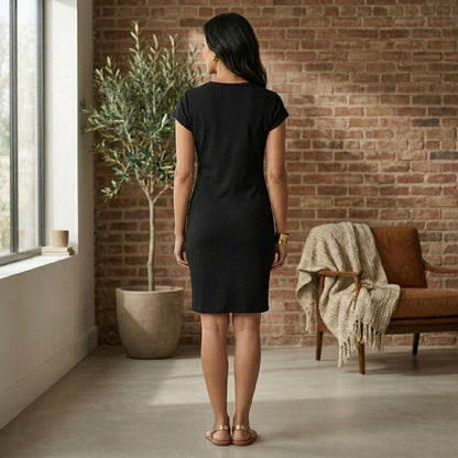 Schwarzes, körperbetontes Midi-Kleid mit Rundhalsausschnitt und kurzen Ärmeln, Rückansicht