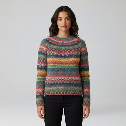 Bunter Damenpullover mit Rundhalsausschnitt und traditionellem Fair-Isle-Strickmuster, frontale Ansicht