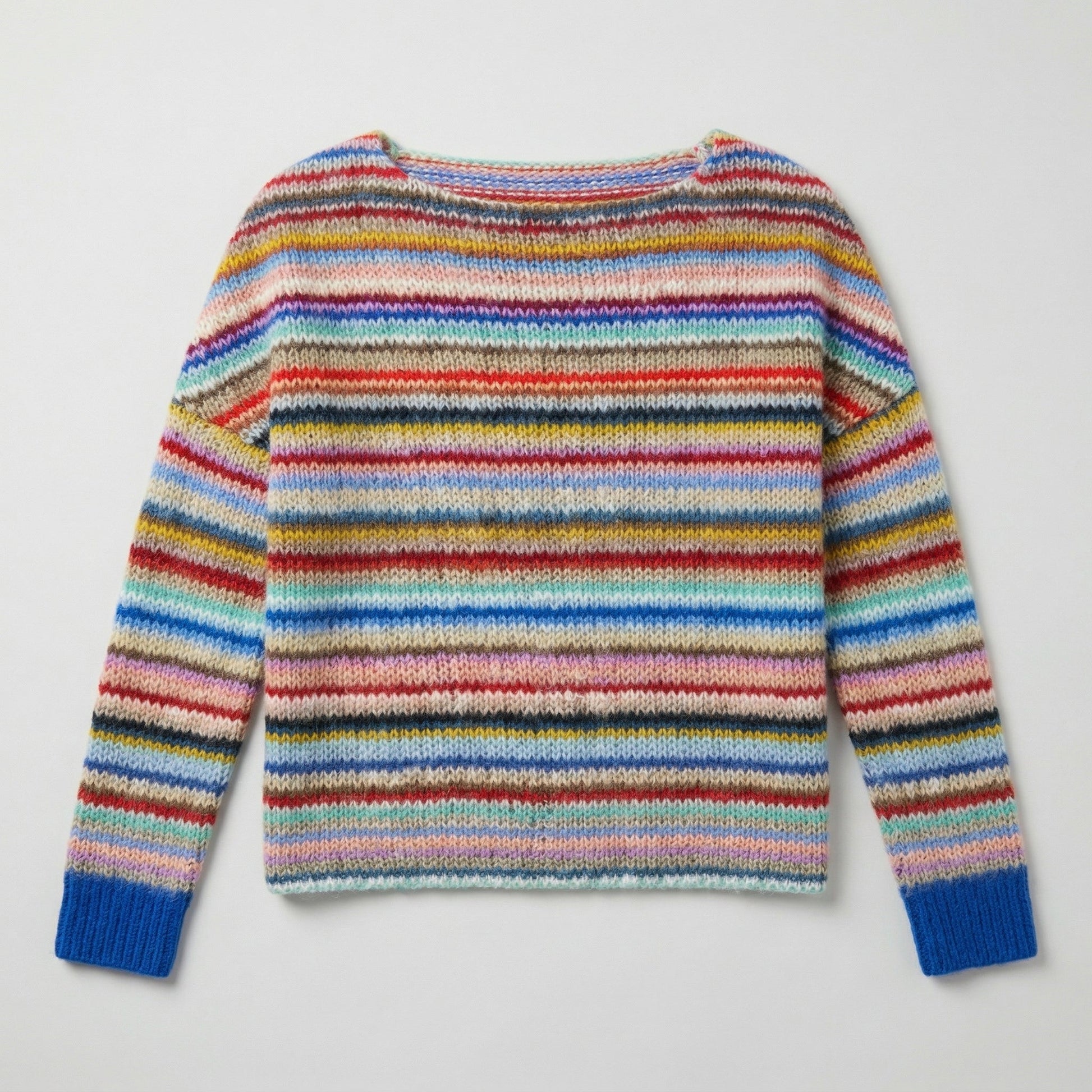 Bunter grob gestrickter Pullover mit Rundhalsausschnitt und blauen Bündchen, flach liegend