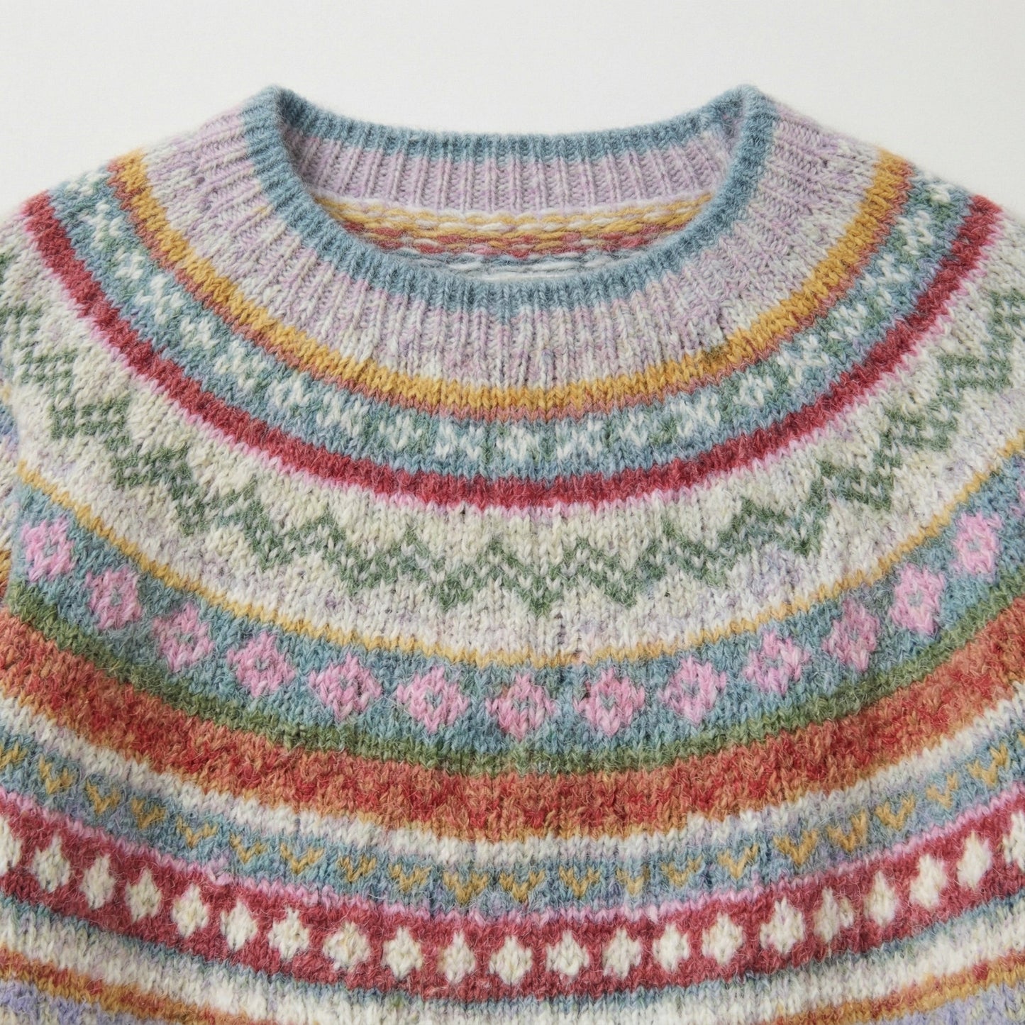 Bunter gestrickter Pullover mit Rundhalsausschnitt und traditionellem Fair-Isle-Muster, Nahaufnahme